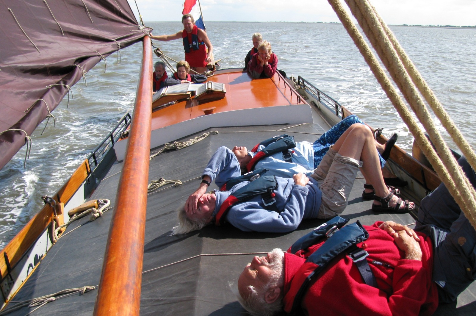 Eenmaal door de sluis en buitengaats, is het met windkracht 5 al goed toeven daar boven op het dek,