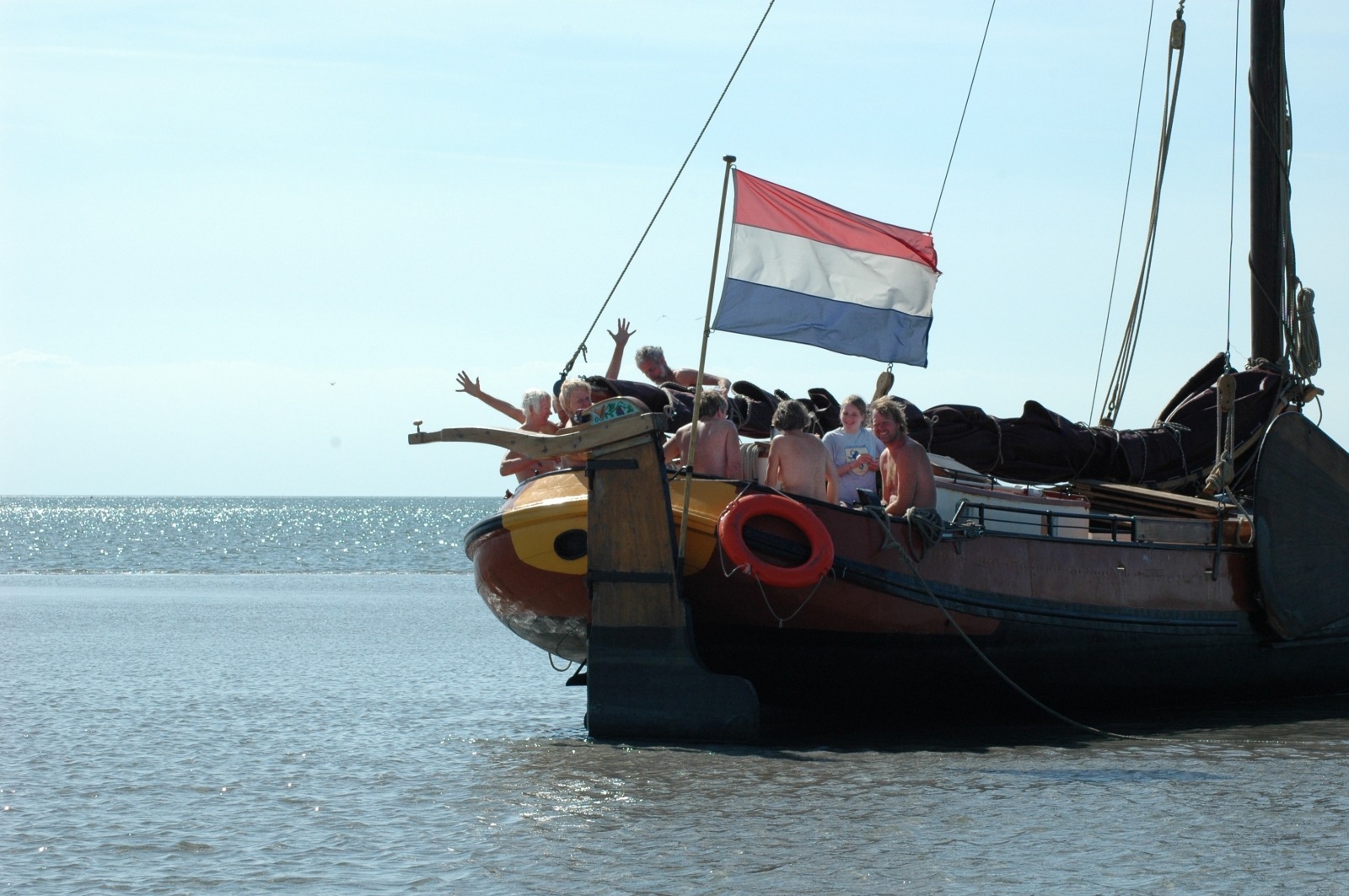 En als dan tegen de middag het skûtsje vast komt te liggen op een droogvallende zandplaat,