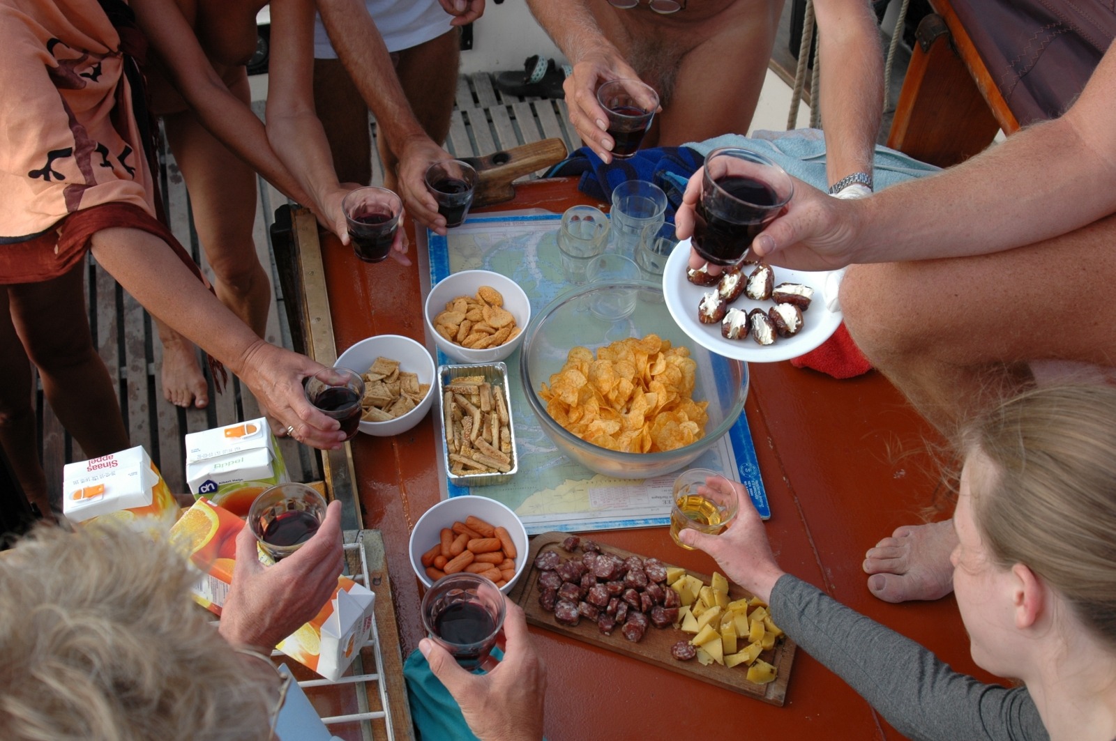 genieten we in ons blootje van een aangeklede borrel