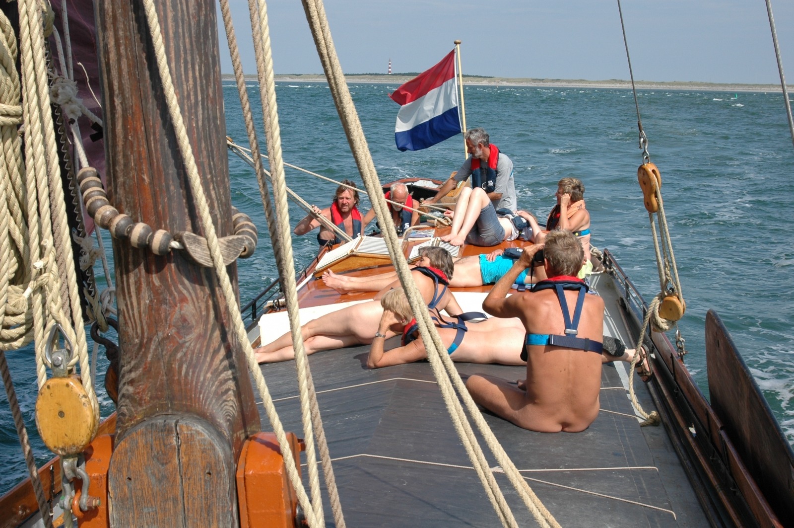 De tweede en derde dag verrassen ons met temperaturen rond de 25 graden. En toch ruim voldoende wind om lekker te kunnen zeilen! Dus alles uit, maar zwemvesten nog aan.