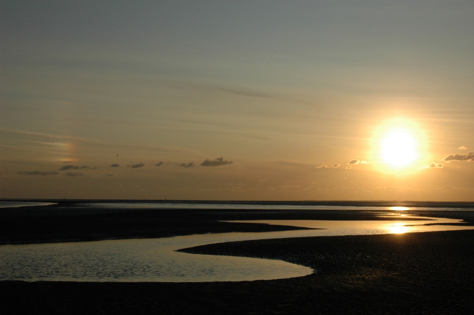 Als de zon weer daalt valt het wad helemaal droog en ligt het schip geheel verlaten van de rest van de wereld. Wat een rust en wat een prachtig decor.