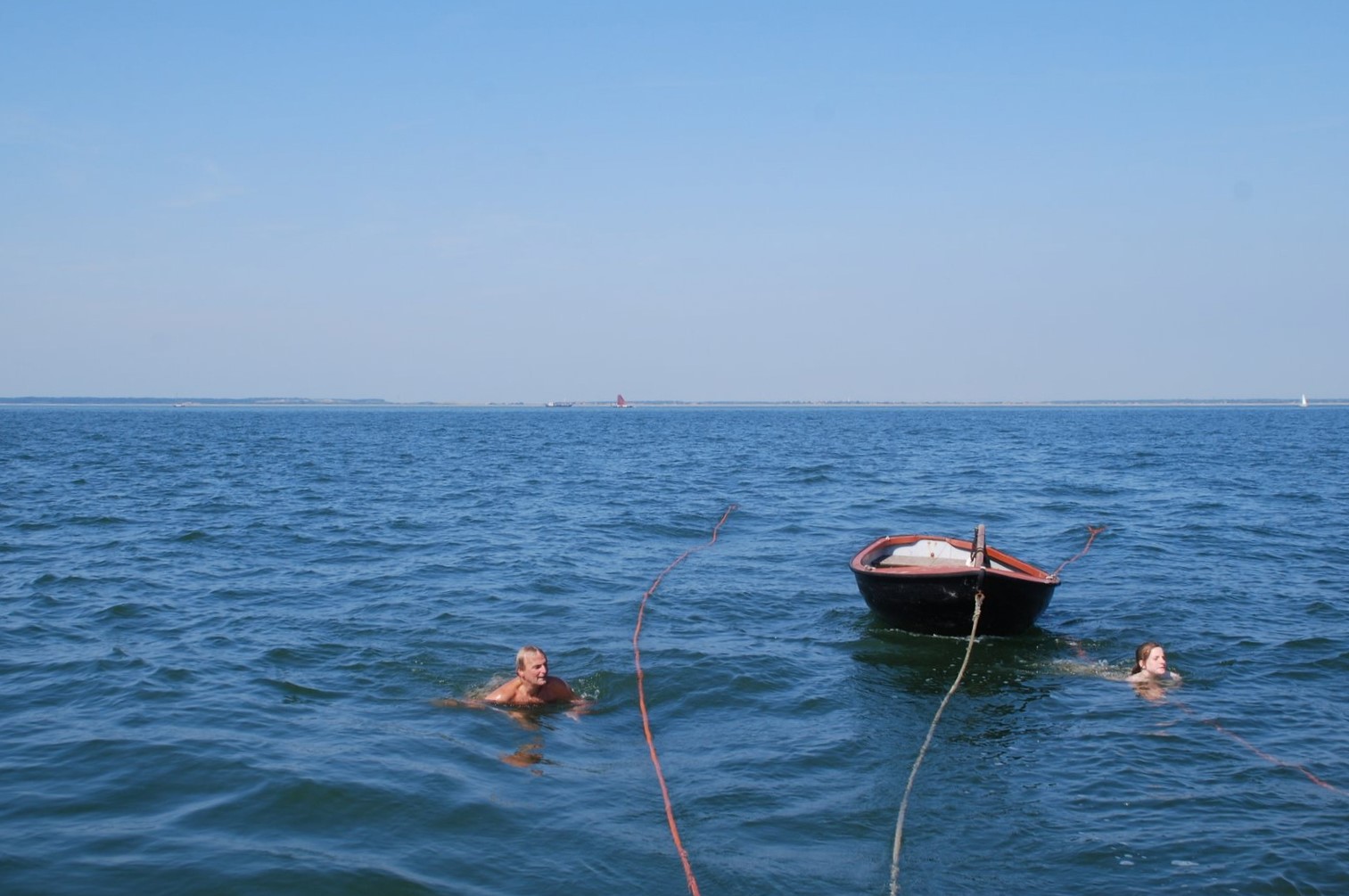 Na het ontbijt wordt de Vriendschap opnieuw door het water opgetild en kunnen we onze tocht voortzetten. Het weer is nu zo geschikt dat, met een zeer matige wind zelfs achter de boot gezwommen kan worden langs twee lijnen. Nieuwsgierig worden we gadegeslagen door een zeehondje dat ons een tijdje volgt.