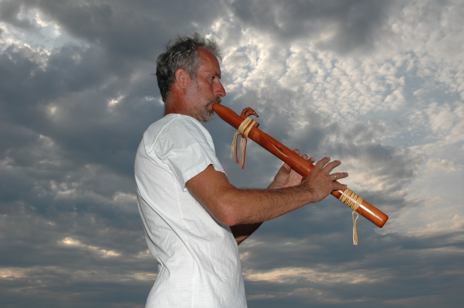 …speelt de yogaleraar onder ons, serene noten op zijn traditionele Indianenfluit,