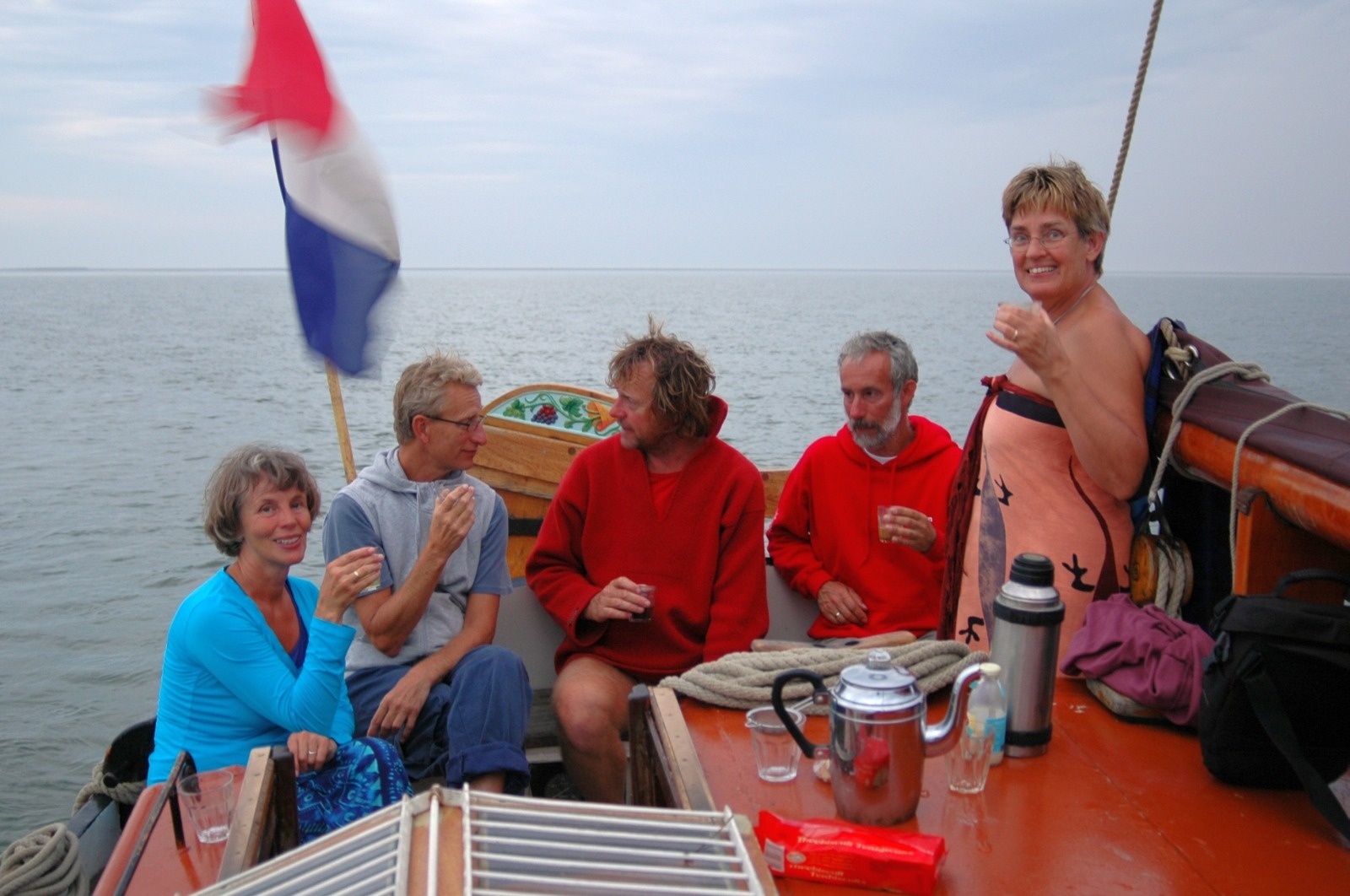 De laatste ochtend ‘wad’ minder weer, met ‘wad’ meer bewolking. Terwijl anderen de eieren met spek voor ontbijt klaarmaken drinken we alvast thee of koffie die op specifieke wijze gezet wordt zoals Rob ons aan het begin van de reis al geleerd heeft: zonder filter en met niet meer dan twee stoomplofjes door de drijvende koffieprut (na een derde of meer zou ’t “niet meer te zuipen” zijn).