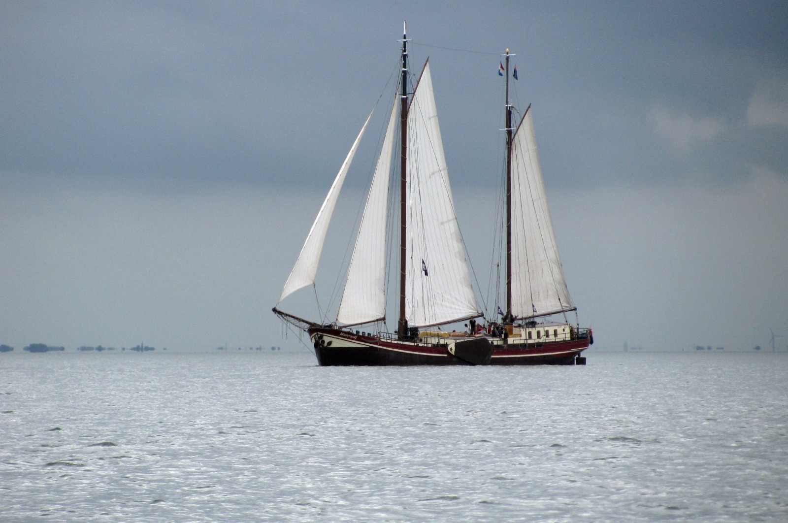 Meer naar het westen, richting sluizen om naar de thuishaven van Vriendschap in Workum te kunnen varen, wordt het drukker op de waddenzee en zien we de mooiste schepen voorbij trekken.