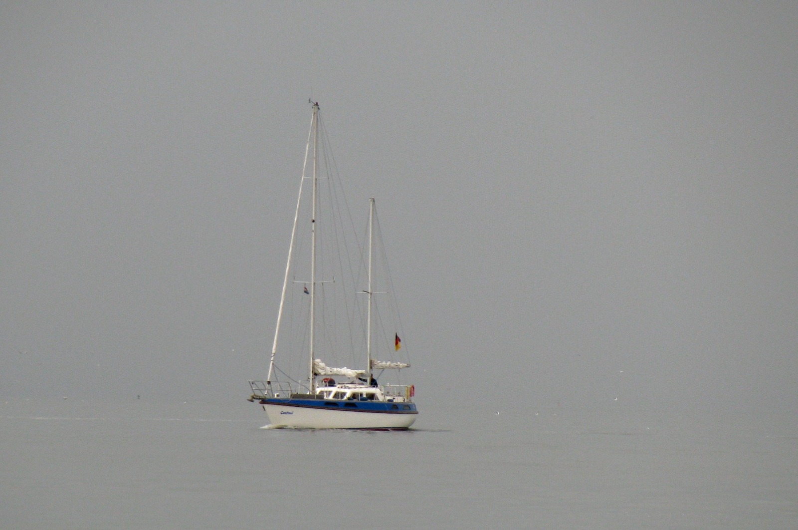 En als de wind even helemaal gaat liggen worden water en hemelspant één, de horizon onzichtbaar.